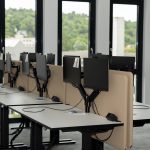 Moderner Büroraum mit Konferenztisch und ergonomischen Bürostühlen in heller Büroeinrichtung