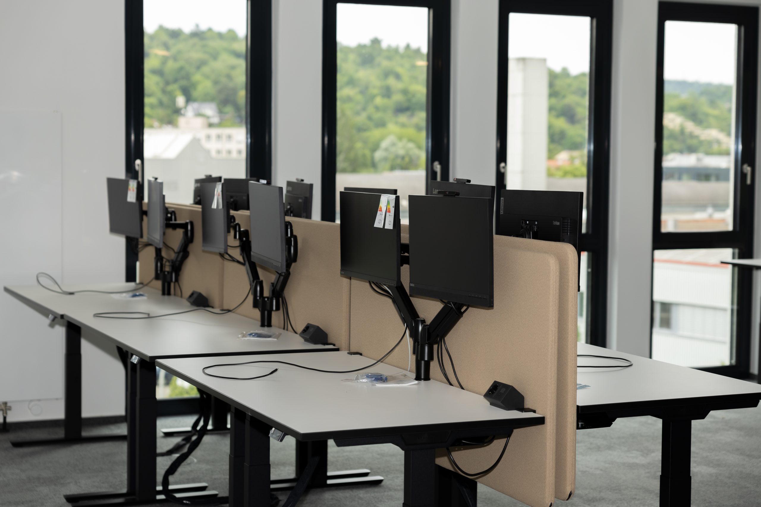 Moderner Büroraum mit Konferenztisch und ergonomischen Bürostühlen in heller Büroeinrichtung