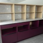 Offene Küchenzeile mit Regalaufsätzen und dunkler Arbeitsplatte