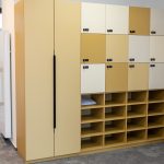 Montierte Schließfächer und Stauraummodule in einem modernen Büroraum – fachgerecht installiert für geordnete Arbeitsbereiche